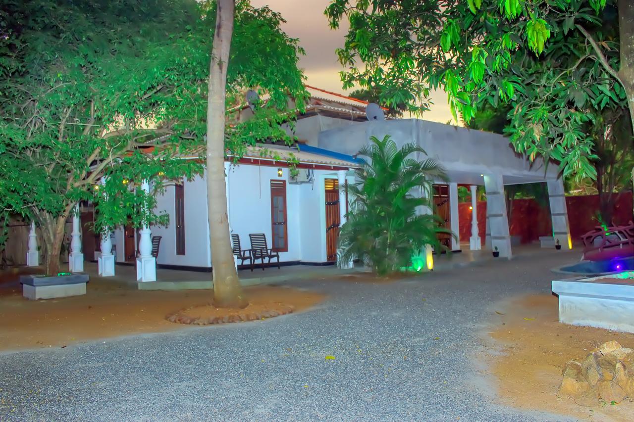 Induwara Safari Resort Udawalawe Exterior photo